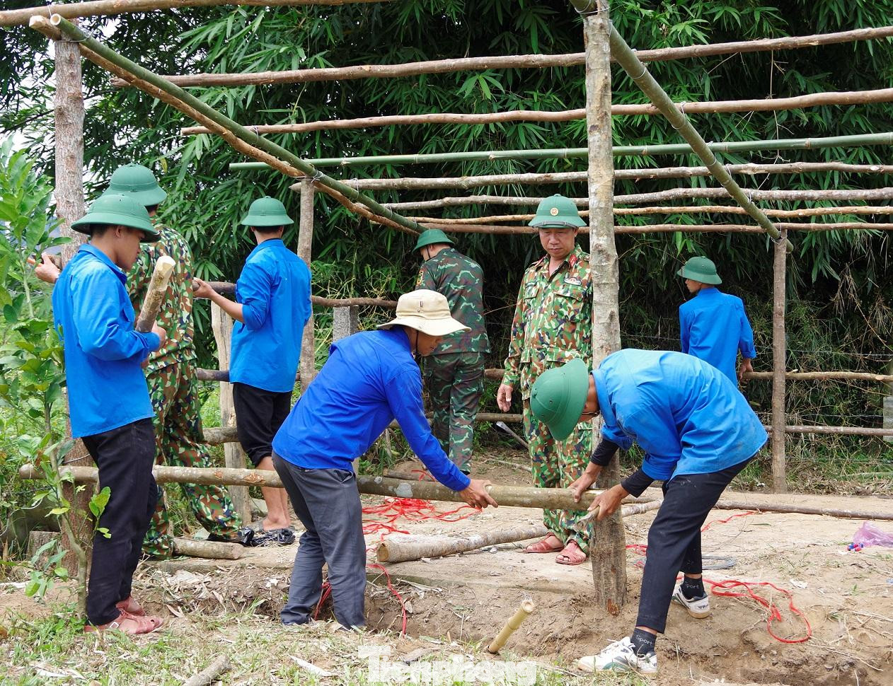 Tổ chức lấy vật liệu và giúp các gia đình khó khăn dựng chuồng trại chăn nuôi