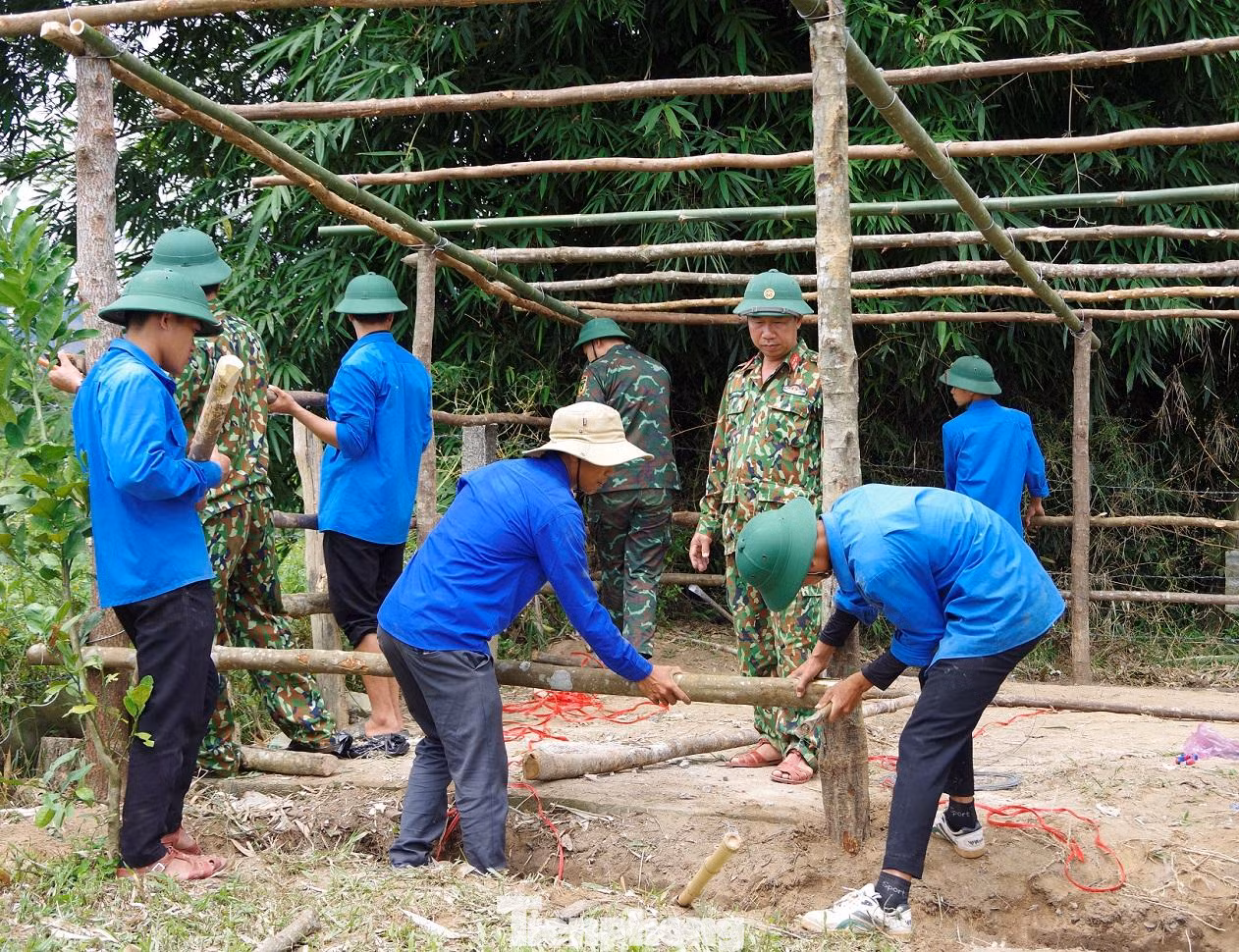 Tổ chức lấy vật liệu và giúp các gia đình khó khăn dựng chuồng trại chăn nuôi