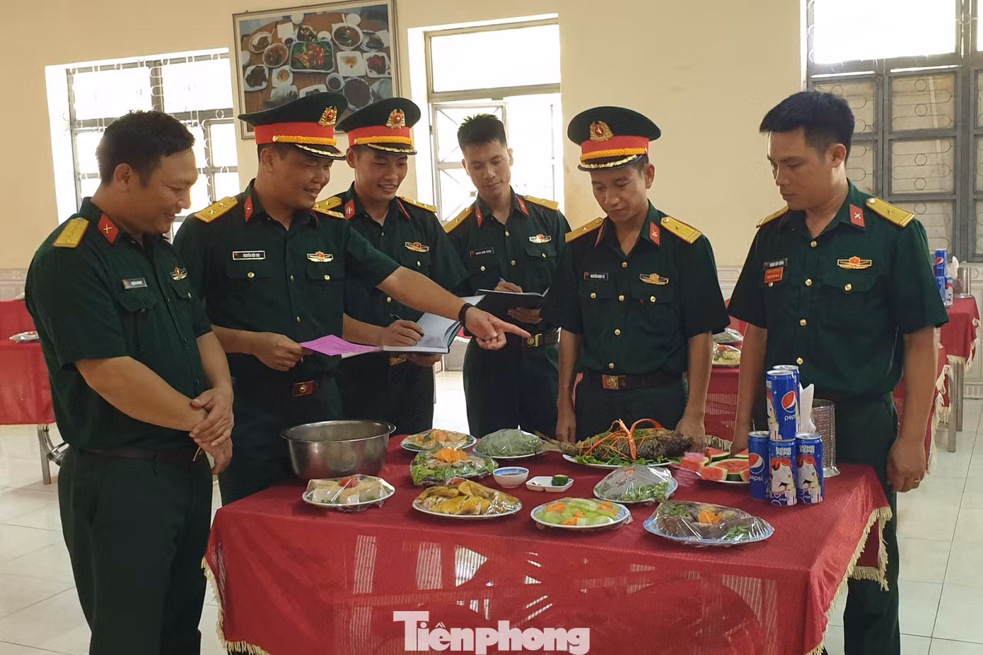 Kiểm tra và chấm phần thi nấu cỗ của tuổi trẻ các đơn vị