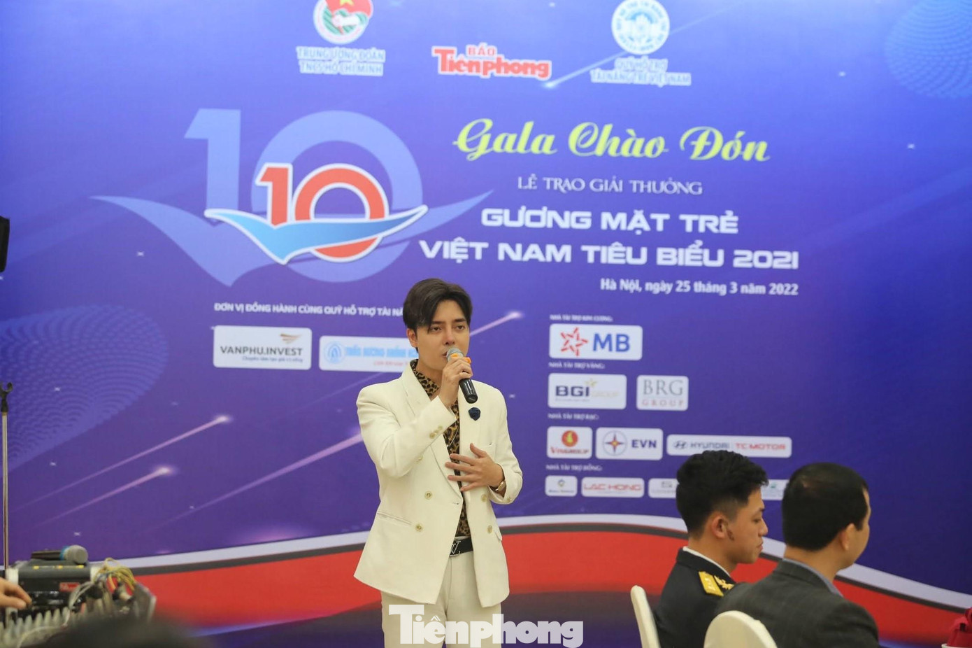 Ca sĩ Đặng Tuấn Phương biểu diễn nhiều ca khúc sôi động, hấp dẫn tại gala Ca sĩ Đặng Tuấn Phương biểu diễn nhiều ca khúc sôi động, hấp dẫn tại gala