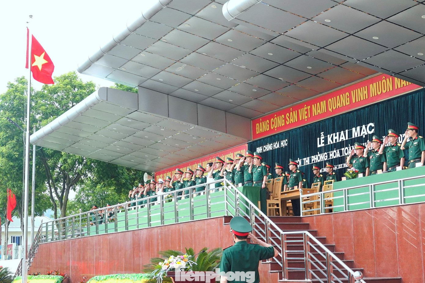 Các đại biểu dự lễ khai mạc làm lễ chào cờ, sáng 3/10. Ảnh: Nguyễn Minh