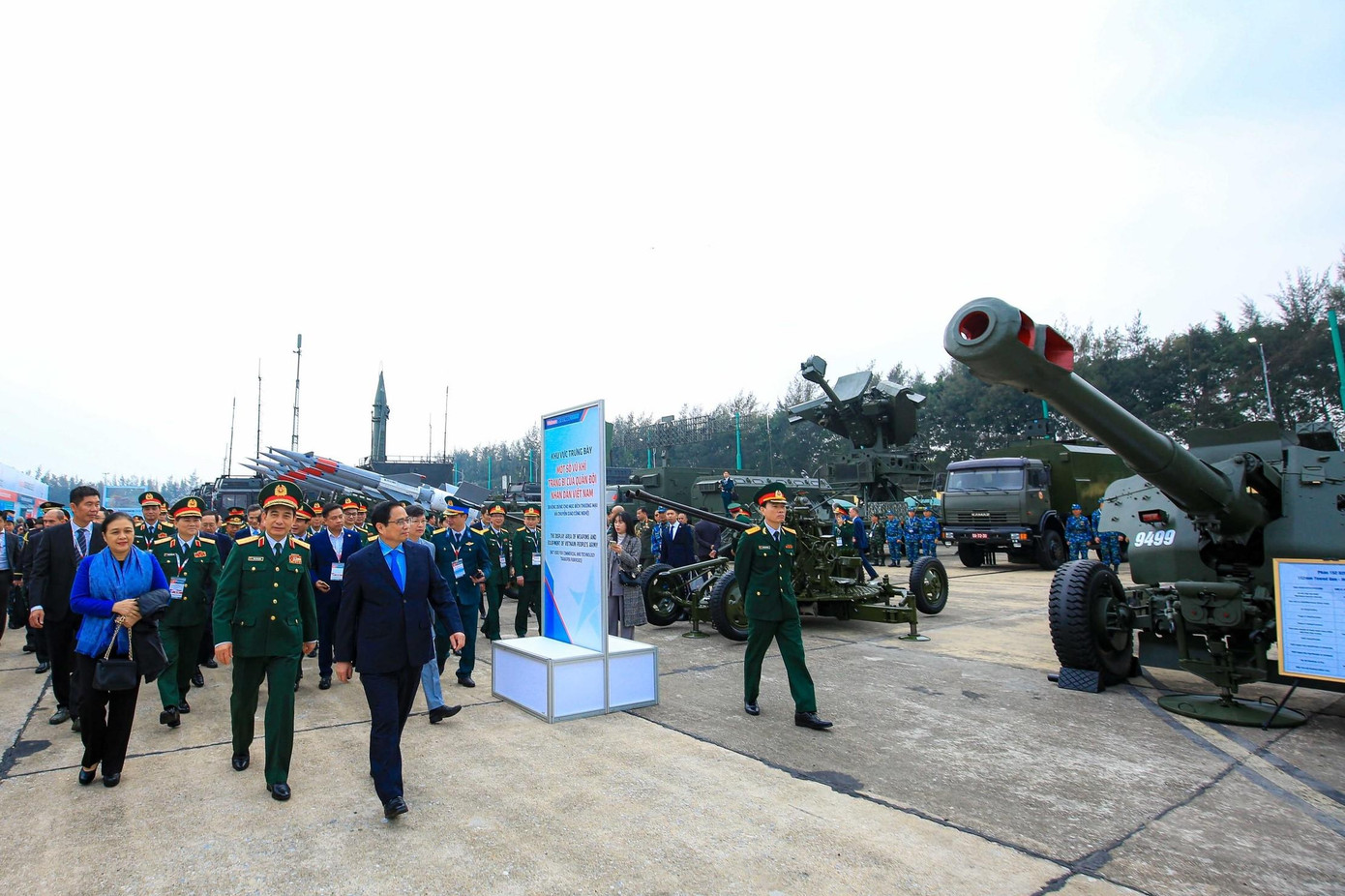 Sáng 8/12, triển lãm Quốc phòng quốc tế Việt Nam 2022 đã chính thức khai mạc tại Hà Nội. Triển lãm thu hút hơn 170 công ty, doanh nghiệp quốc phòng đến từ 30 quốc gia trên thế giới và các bộ, ngành Việt Nam cùng hơn 250 đoàn khách quốc tế và trong nước tham dự, trưng bày sản phẩm công nghiệp quốc phòng.