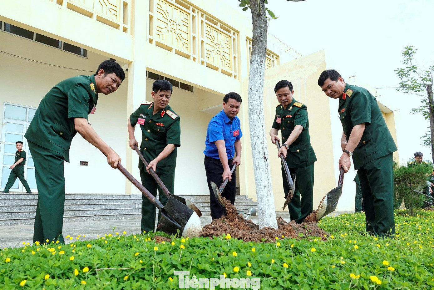 Lãnh đạo Quân khu 3, Ban Thanh niên Quân đội, Sư đoàn 395 và Thị Đoàn Quảng Yên trồng cây lưu niệm tại Sư đoàn 395 Lãnh đạo Quân khu 3, Ban Thanh niên Quân đội, Sư đoàn 395 và Thị Đoàn Quảng Yên trồng cây lưu niệm tại Sư đoàn 395
