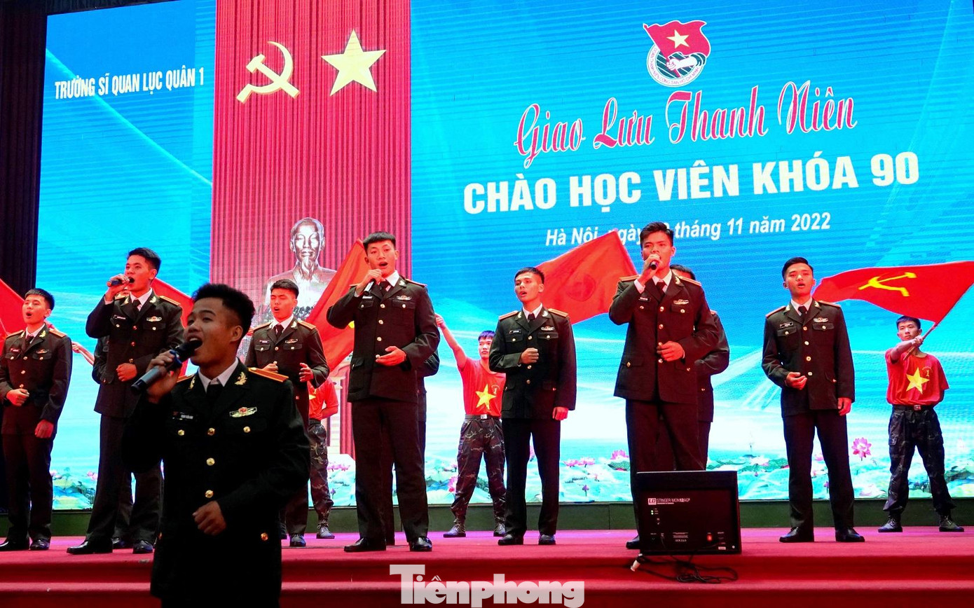 Học viên Khóa 88 gửi tặng ca khúc “Ngôi sao mới” (sáng tác: Thượng tá Nguyễn Bá Quốc - Chính trị viên Tiểu đoàn 1) tới các học viên Khóa 90. Ảnh: Nguyễn Minh