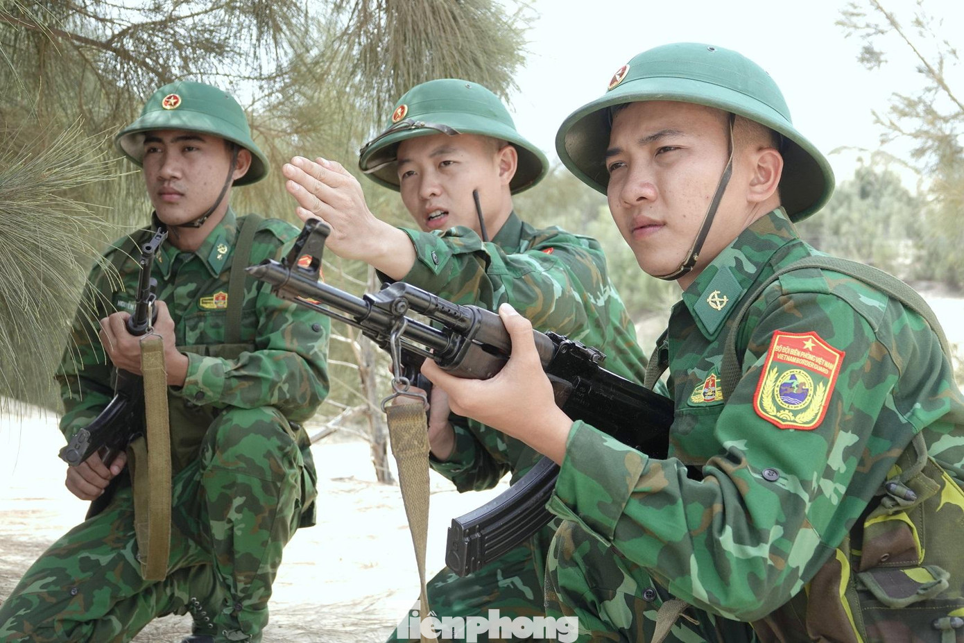 Trung úy Hoàng Văn Chính (giữa) trao đổi phương án mật phục đánh bắt tội phạm với hai chiến sĩ trong Đội Vũ trang. Ảnh: Nguyễn Minh Trung úy Hoàng Văn Chính (giữa) trao đổi phương án mật phục đánh bắt tội phạm với hai chiến sĩ trong Đội Vũ trang. Ảnh: Nguyễn Minh