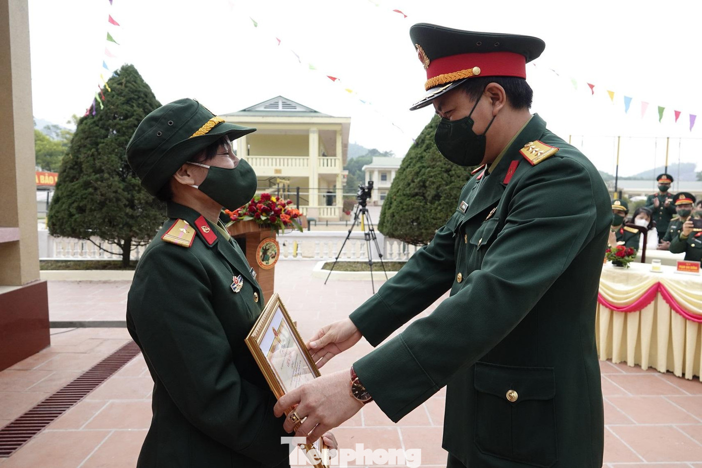 Lãnh đạo Ban Thanh niên Quân đội trao thưởng cho tác giả đạt giải Nhất cuộc thi sáng tác ca khúc về thanh niên Quân đội