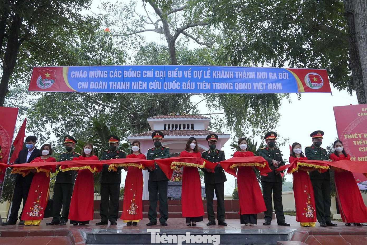 Các đại biểu cắt băng khánh thành Khu di tích lịch sử nơi thành lập Chi đoàn Thanh niên cứu quốc đầu tiên trong Quân đội