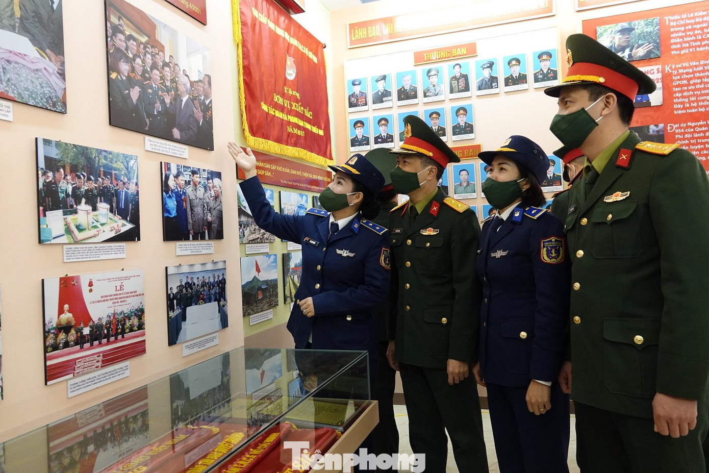 Các đại biểu tham quan Nhà truyền thống Chi đoàn Thanh niên Cứu quốc đầu tiên trong Quân đội tại Trung đoàn 246, Sư đoàn 346