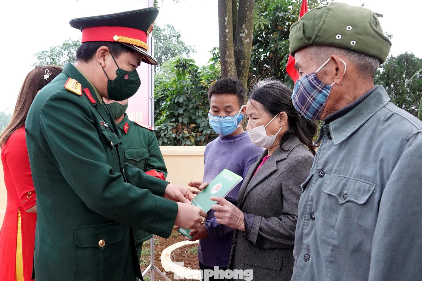 Lãnh đạo Ban Thanh niên Quân đội trao tặng quà cho đối tượng chính sách ở xã Na Mao