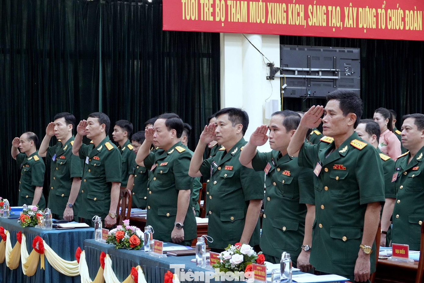 Đại biểu dự đại hội làm lễ chào cờ tại phiên chính thức, sáng 29/6