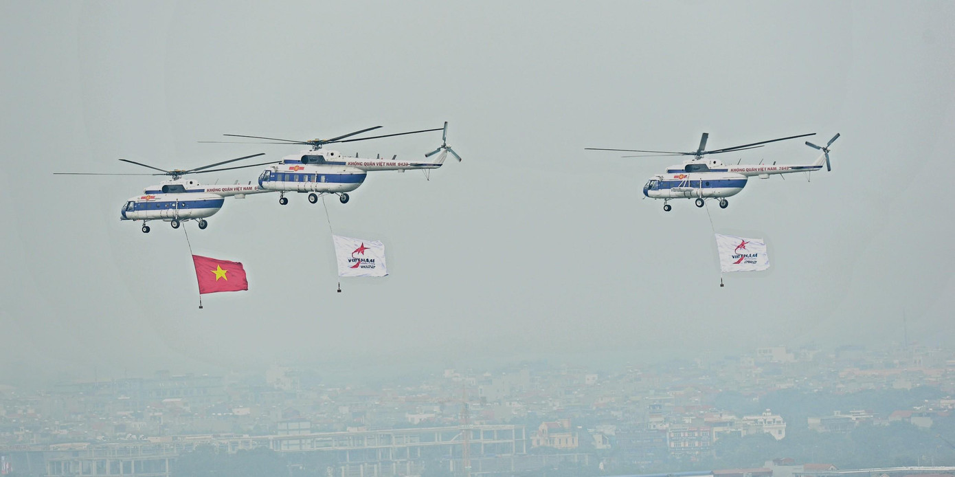 Trực thăng vũ trang treo cờ Việt Nam và cờ triển lãm bay biểu diễn. Ảnh: Trọng Tài Trực thăng vũ trang treo cờ Việt Nam và cờ triển lãm bay biểu diễn. Ảnh: Trọng Tài