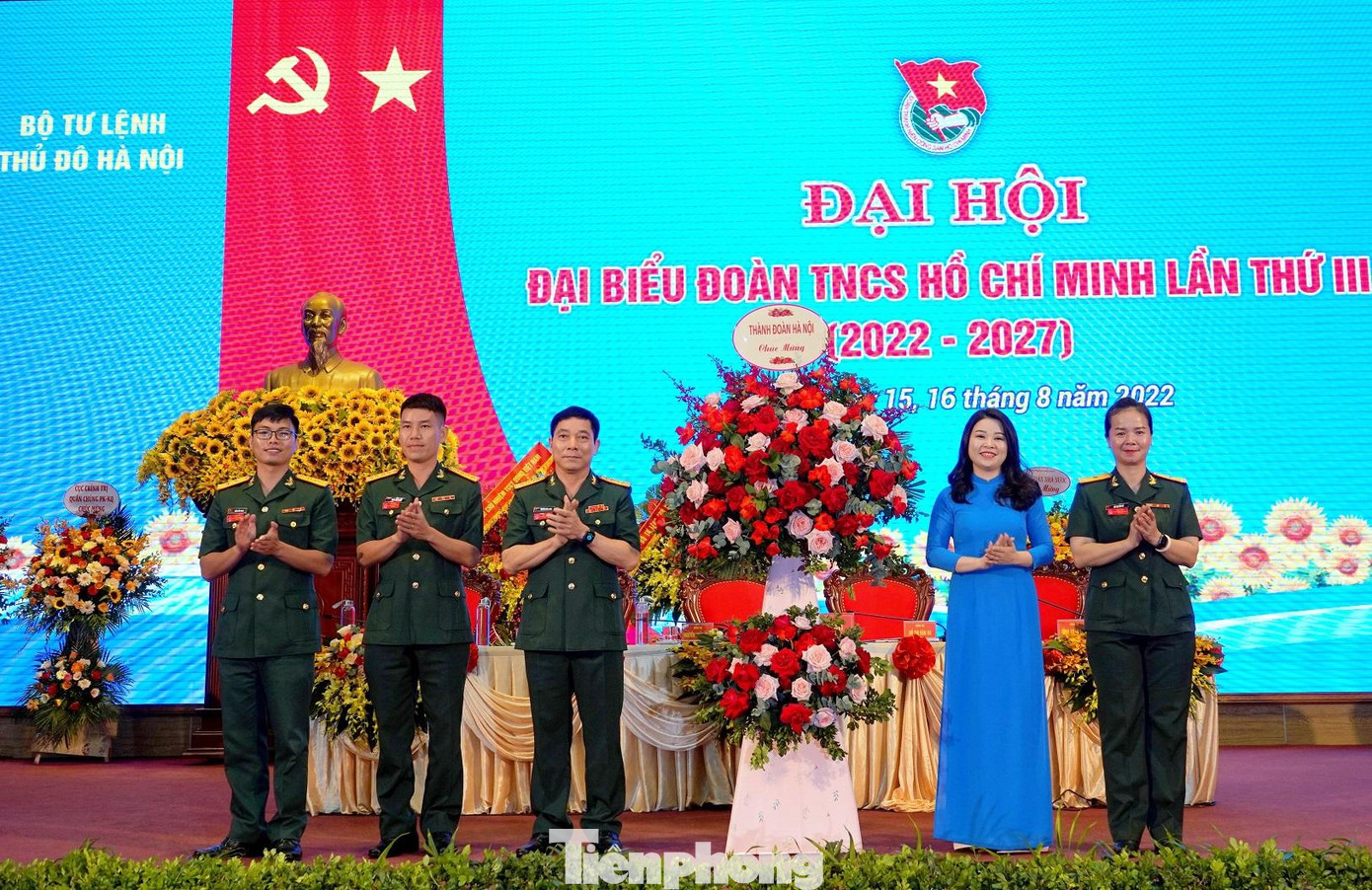 Triển khai thực hiện có hiệu quả các phong trào thi đua do cấp trên phát động gắn với các phong trào của địa phương và phong trào “Bộ đội và dân quân, tự vệ Thủ đô Hà Nội chung sức xây dựng nông thôn mới”. Xung kích đi đầu thực hiện nền nếp chính quy, nét đẹp văn hoá “Người chiến sỹ Thủ đô” với những phẩm chất tiêu biểu “Trung thành, trí tuệ, sáng tạo, văn minh”. Triển khai thực hiện có hiệu quả các phong trào thi đua do cấp trên phát động gắn với các phong trào của địa phương và phong trào “Bộ đội và dân quân, tự vệ Thủ đô Hà Nội chung sức xây dựng nông thôn mới”. Xung kích đi đầu thực hiện nền nếp chính quy, nét đẹp văn hoá “Người chiến sỹ Thủ đô” với những phẩm chất tiêu biểu “Trung thành, trí tuệ, sáng tạo, văn minh”.