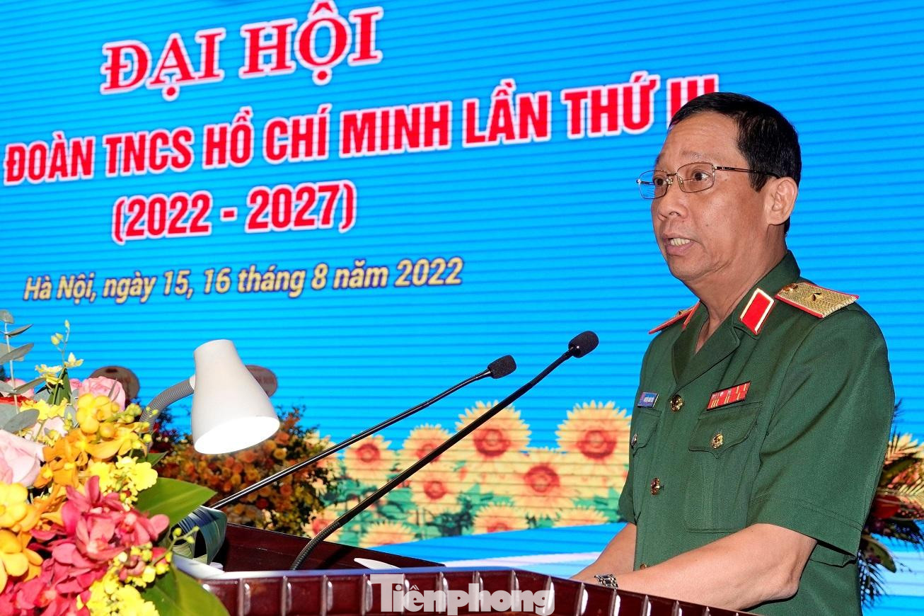 Phát biểu chỉ đạo ĐH, Thiếu tướng Nguyễn Xuân Yêm - Phó Chính ủy BTL Thủ đô Hà Nội cho rằng, để công tác Đoàn và phong trào thanh niên trong LLVT Thủ đô thời gian tới đạt được những kết quả tiến bộ mới, cần thường xuyên làm tốt công tác giáo dục, rèn luyện ĐVTN về lý tưởng cách mạng, đạo đức, lối sống, xây dựng “Khát vọng cống hiến - Lẽ sống thanh niên” cùng tinh thần dấn thân, dám nghĩ, dám làm, dám chịu trách nhiệm. Phát biểu chỉ đạo ĐH, Thiếu tướng Nguyễn Xuân Yêm - Phó Chính ủy BTL Thủ đô Hà Nội cho rằng, để công tác Đoàn và phong trào thanh niên trong LLVT Thủ đô thời gian tới đạt được những kết quả tiến bộ mới, cần thường xuyên làm tốt công tác giáo dục, rèn luyện ĐVTN về lý tưởng cách mạng, đạo đức, lối sống, xây dựng “Khát vọng cống hiến - Lẽ sống thanh niên” cùng tinh thần dấn thân, dám nghĩ, dám làm, dám chịu trách nhiệm.