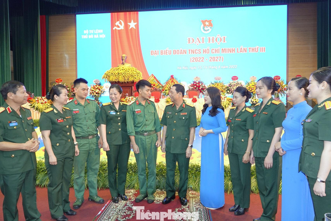 Tích cực hưởng ứng các phong trào Thanh niên tình nguyện, Thanh niên Quân đội chung sức xây dựng nông thôn mới, văn minh đô thị, tổ chức Đoàn trong LLVT Thủ đô đã phối hợp chặt chẽ với tổ chức Đoàn ở các địa phương, đơn vị kết nghĩa thực hiện có hiệu quả các hoạt động phối hợp, thiết thực góp phần phát triển kinh tế, xã hội, xây dựng cơ sở chính trị và thế trận lòng dân vững chắc. Tích cực hưởng ứng các phong trào Thanh niên tình nguyện, Thanh niên Quân đội chung sức xây dựng nông thôn mới, văn minh đô thị, tổ chức Đoàn trong LLVT Thủ đô đã phối hợp chặt chẽ với tổ chức Đoàn ở các địa phương, đơn vị kết nghĩa thực hiện có hiệu quả các hoạt động phối hợp, thiết thực góp phần phát triển kinh tế, xã hội, xây dựng cơ sở chính trị và thế trận lòng dân vững chắc.