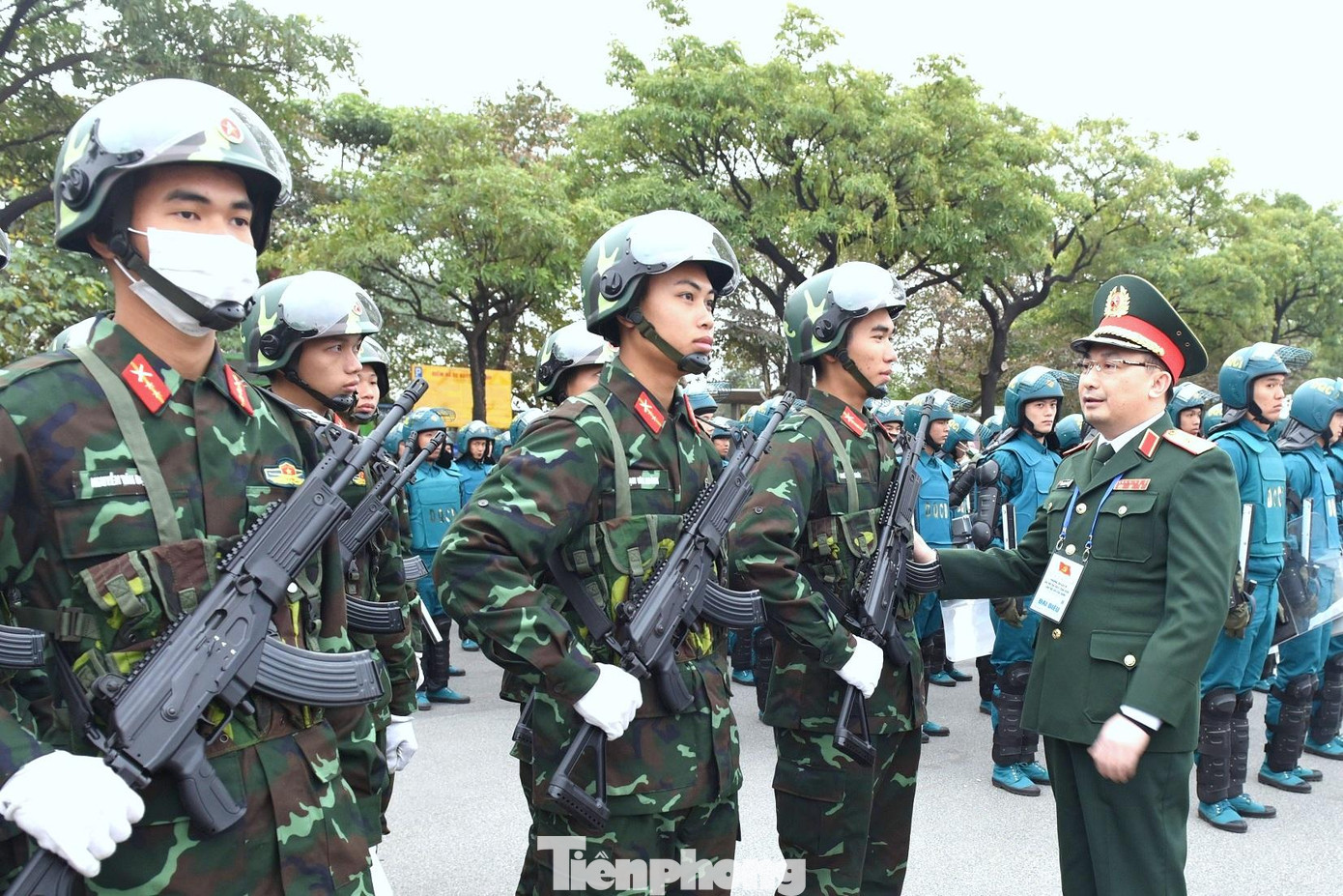 Xung kích giành kết quả cao nhất trong thực hiện nhiệm vụ huấn luyện, sẵn sàng chiến đấu, tuổi trẻ LLVT Thủ đô đã thực hiện tốt phương châm, nguyên tắc, các mối kết hợp trong huấn luyện; có nhiều mô hình mới, cách làm hay, sáng tạo, hiệu quả, hoàn thành tốt các khoa mục huấn luyện, góp phần hoàn thành thắng lợi nhiệm vụ chính trị của cơ quan, đơn vị. Xung kích giành kết quả cao nhất trong thực hiện nhiệm vụ huấn luyện, sẵn sàng chiến đấu, tuổi trẻ LLVT Thủ đô đã thực hiện tốt phương châm, nguyên tắc, các mối kết hợp trong huấn luyện; có nhiều mô hình mới, cách làm hay, sáng tạo, hiệu quả, hoàn thành tốt các khoa mục huấn luyện, góp phần hoàn thành thắng lợi nhiệm vụ chính trị của cơ quan, đơn vị.