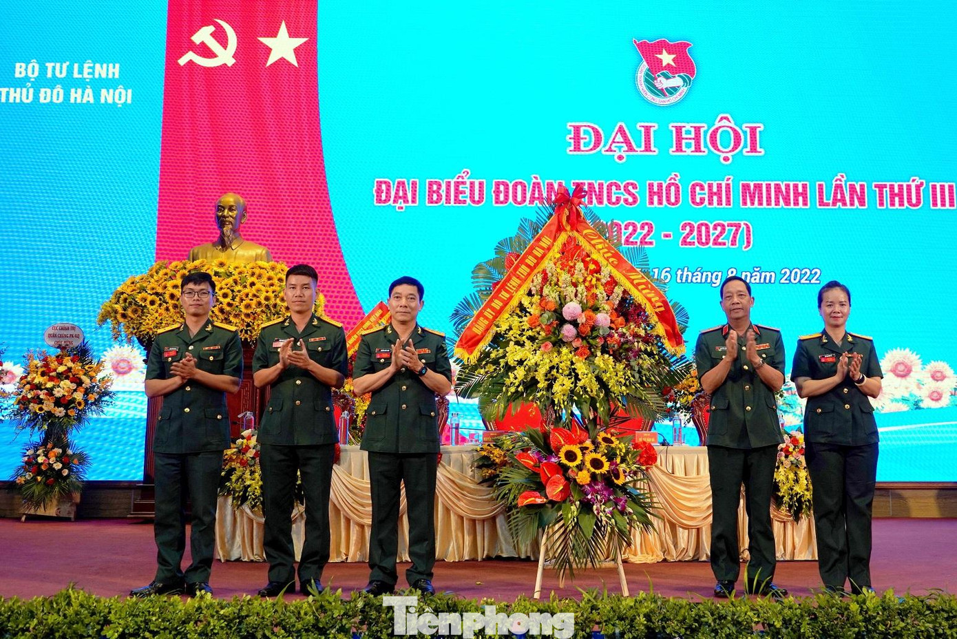 Trong 5 năm qua, BTL Thủ đô có 75 tổ chức Đoàn và 136 cán bộ Đoàn được Bộ Quốc phòng, Trung ương Đoàn, Tổng cục Chính trị, Thành Đoàn Hà Nội tặng cờ và bằng khen; 2 cá nhân được tuyên dương Gương mặt trẻ tiêu biểu toàn quân, 3 cá nhân được tuyên dương Gương mặt trẻ triển vọng toàn quân; 1 cá nhân là Bí thư Chi đoàn tiêu biểu toàn quốc, 7 cán bộ Đoàn đạt danh hiệu Bí thư Đoàn giỏi Thủ đô… Trong 5 năm qua, BTL Thủ đô có 75 tổ chức Đoàn và 136 cán bộ Đoàn được Bộ Quốc phòng, Trung ương Đoàn, Tổng cục Chính trị, Thành Đoàn Hà Nội tặng cờ và bằng khen; 2 cá nhân được tuyên dương Gương mặt trẻ tiêu biểu toàn quân, 3 cá nhân được tuyên dương Gương mặt trẻ triển vọng toàn quân; 1 cá nhân là Bí thư Chi đoàn tiêu biểu toàn quốc, 7 cán bộ Đoàn đạt danh hiệu Bí thư Đoàn giỏi Thủ đô…