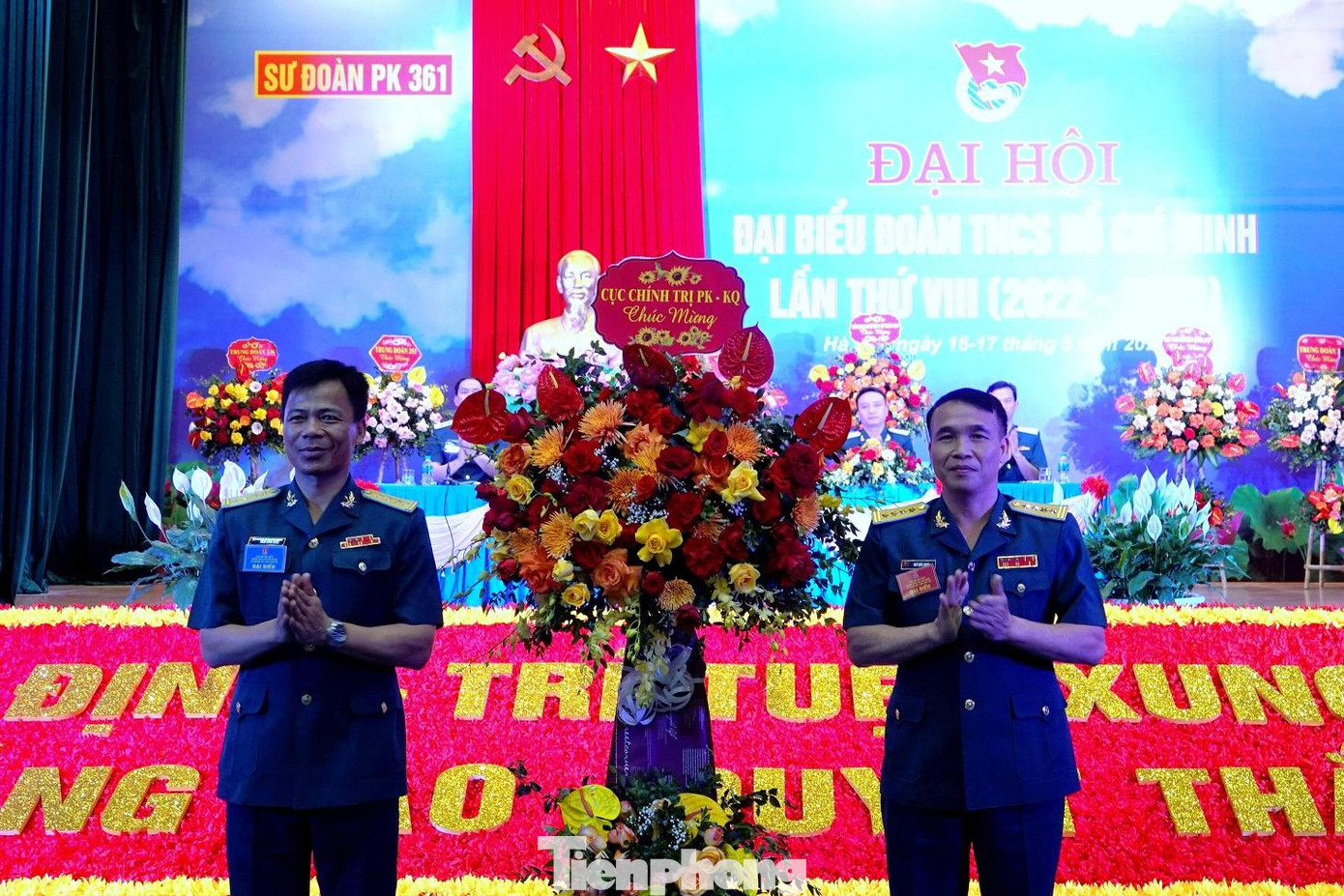 Lãnh đạo Cục Chính trị Quân chủng PK-KQ tặng hoa chúc mừng đại hội, sáng 17/5. Ảnh: Nguyễn Minh Lãnh đạo Cục Chính trị Quân chủng PK-KQ tặng hoa chúc mừng đại hội, sáng 17/5. Ảnh: Nguyễn Minh