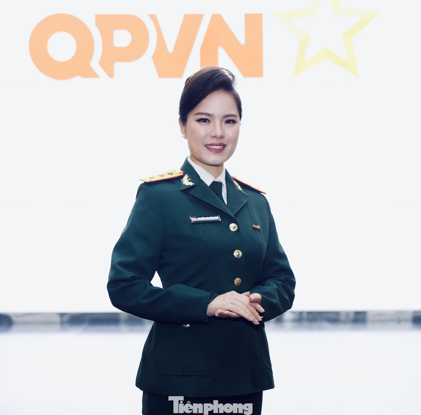 Thượng úy Hồng Anh hiện là Biên tập viên Phòng Thời sự Truyền hình thuộc Trung tâm Phát thanh - Truyền hình Quân đội