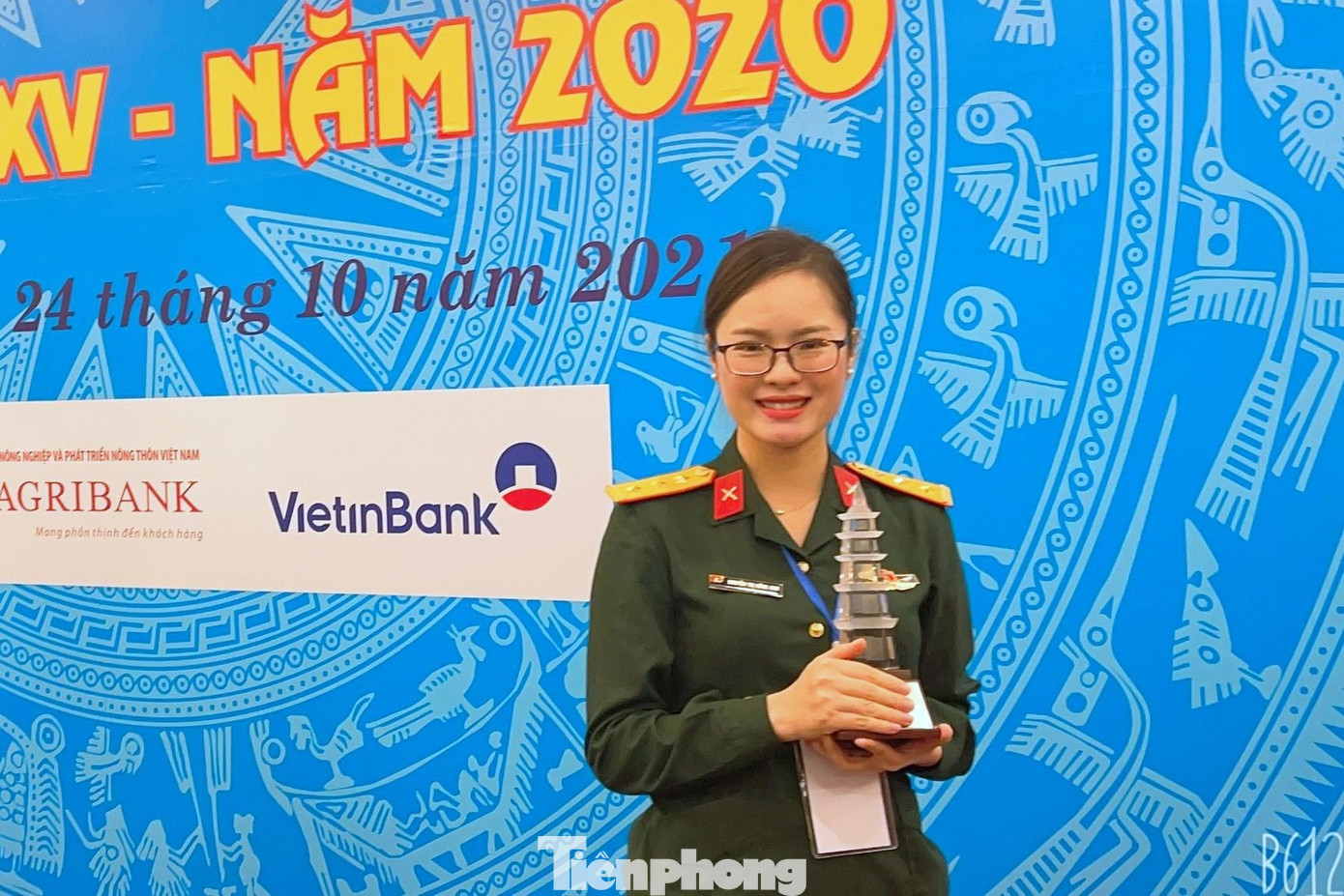 Năm 2021, Thượng úy Nguyễn Thị Hồng Anh được trao giải A Giải Báo chí Quốc gia năm 2020
