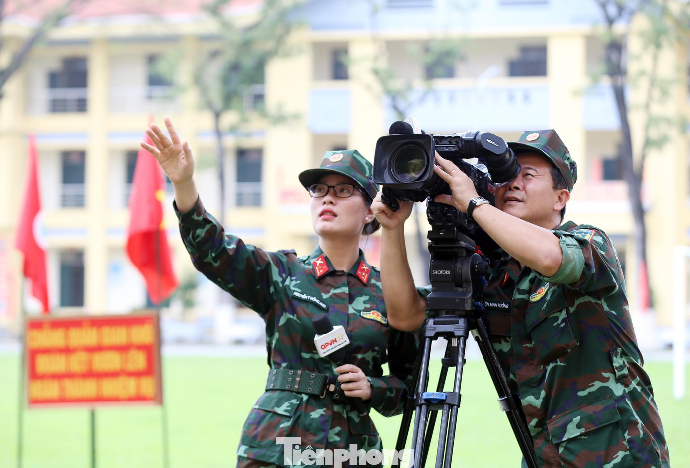 Thượng úy Hồng Anh cùng đồng đội tác nghiệp tại một đơn vị Quân đội