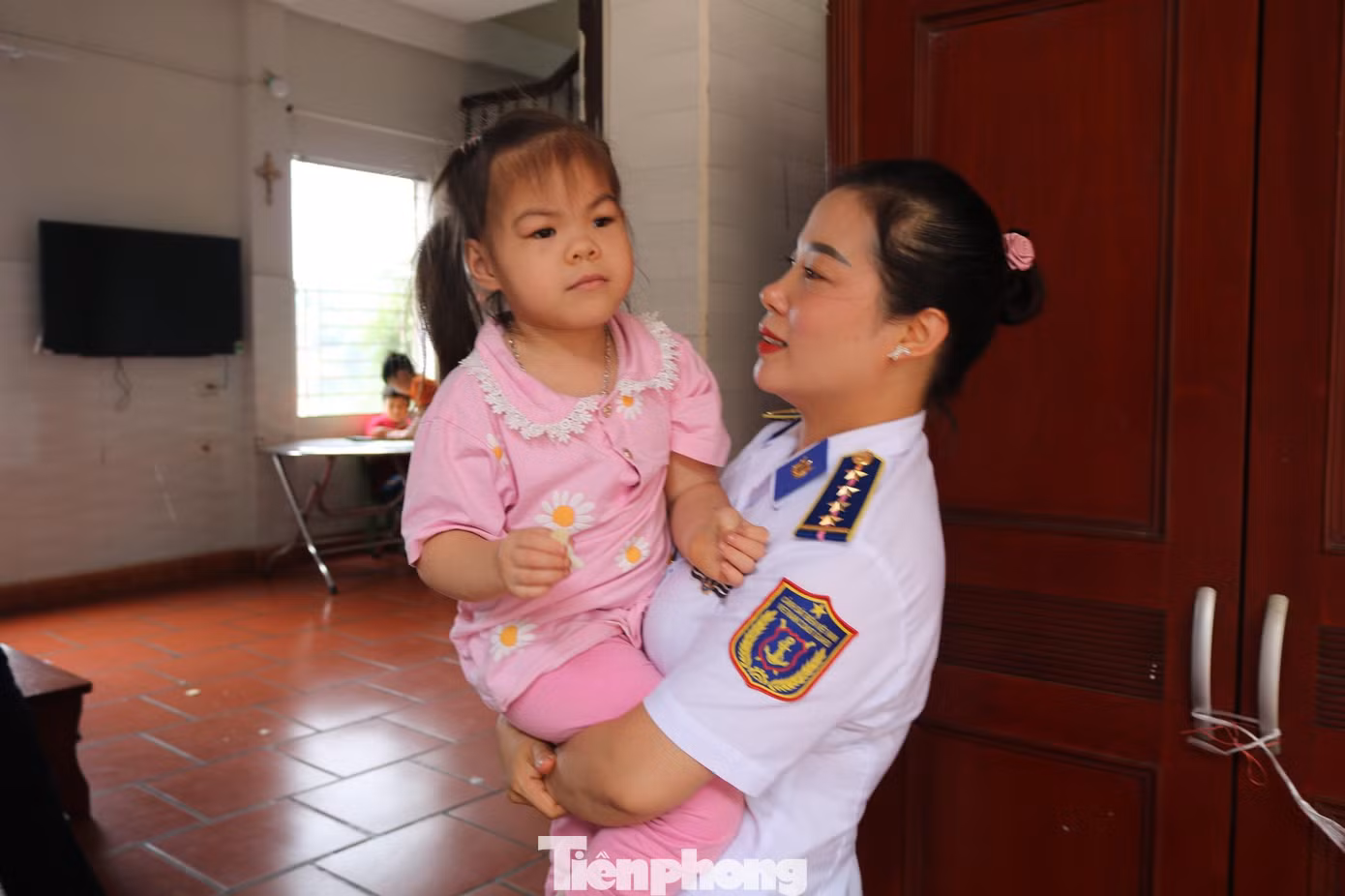 Nữ quân nhân Cảnh sát biển với một em nhỏ ở Mái ấm Thiên Ân