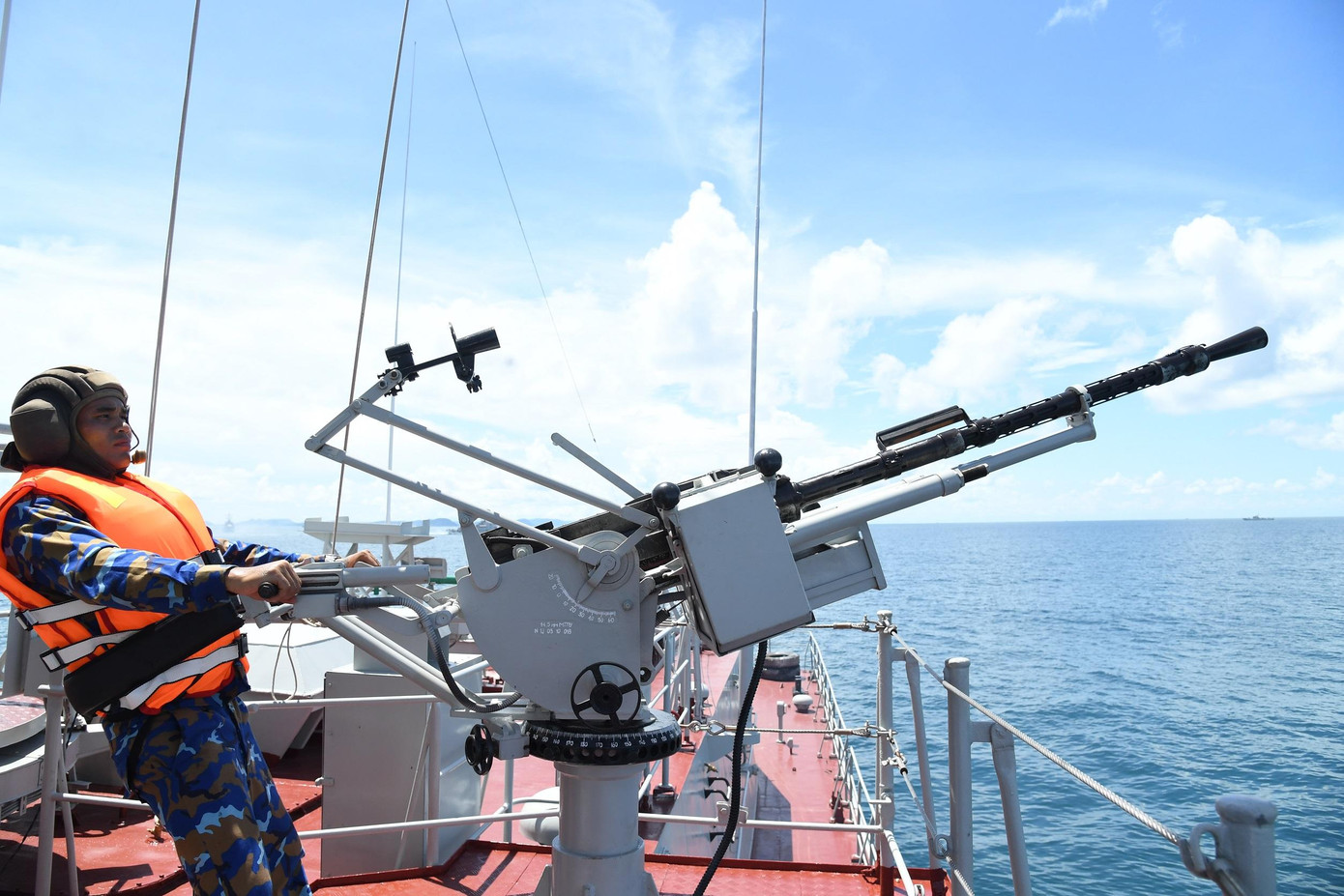 Xạ thủ súng 14,5mm của Tàu 265 (Hải đội 512, Lữ đoàn 127) ngắm bắn mục tiêu trên không Xạ thủ súng 14,5mm của Tàu 265 (Hải đội 512, Lữ đoàn 127) ngắm bắn mục tiêu trên không