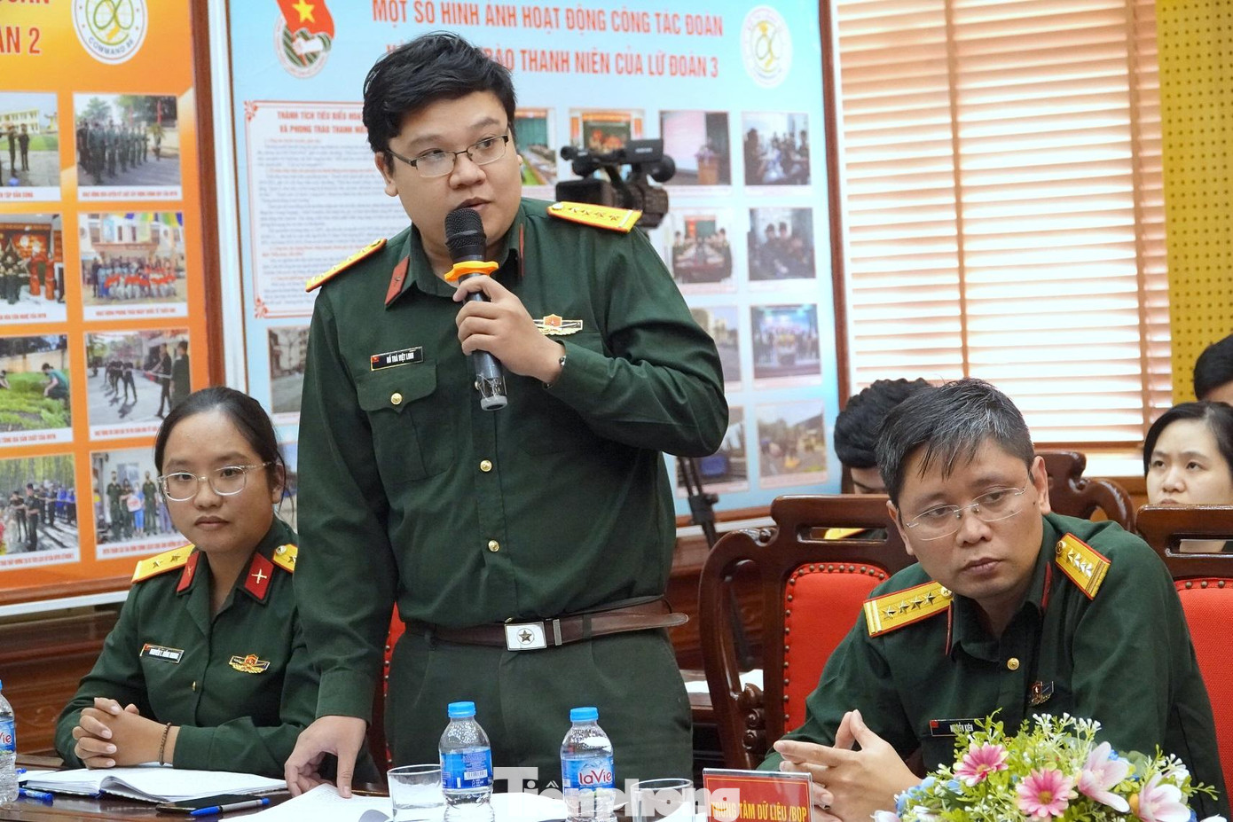 Đại úy Hồ Trà Việt Linh phát biểu ý kiến tại tọa đàm