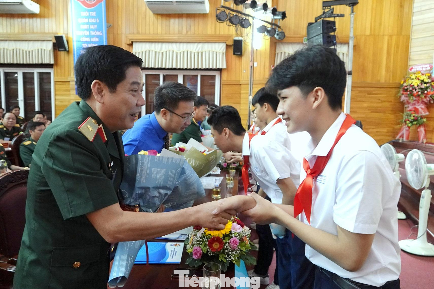 Lãnh đạo Tổng cục Chính trị, Trung ương Đoàn với các em thiếu niên tới chúc mừng đại hội