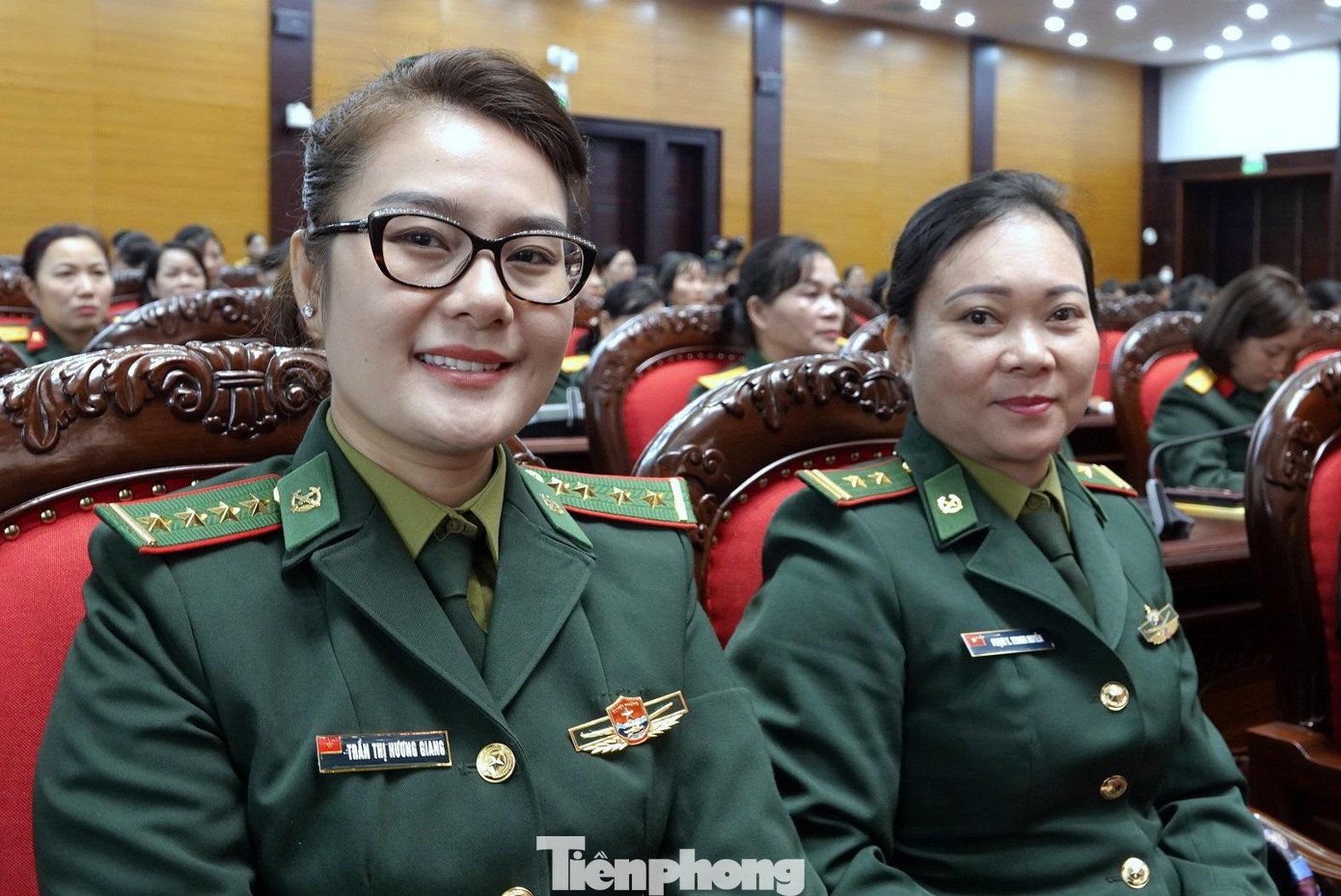 Hai nữ sĩ quan Biên phòng tham dự chương trình