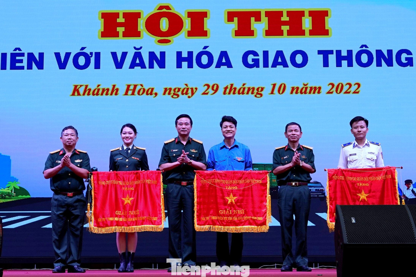 Lãnh đạo Binh chủng Thông tin liên lạc, Ban Thanh niên Quân đội và Trường Sĩ quan Thông tin trao Cờ thưởng của Tổng cục Chính trị cho 3 đội đoạt giải Nhì