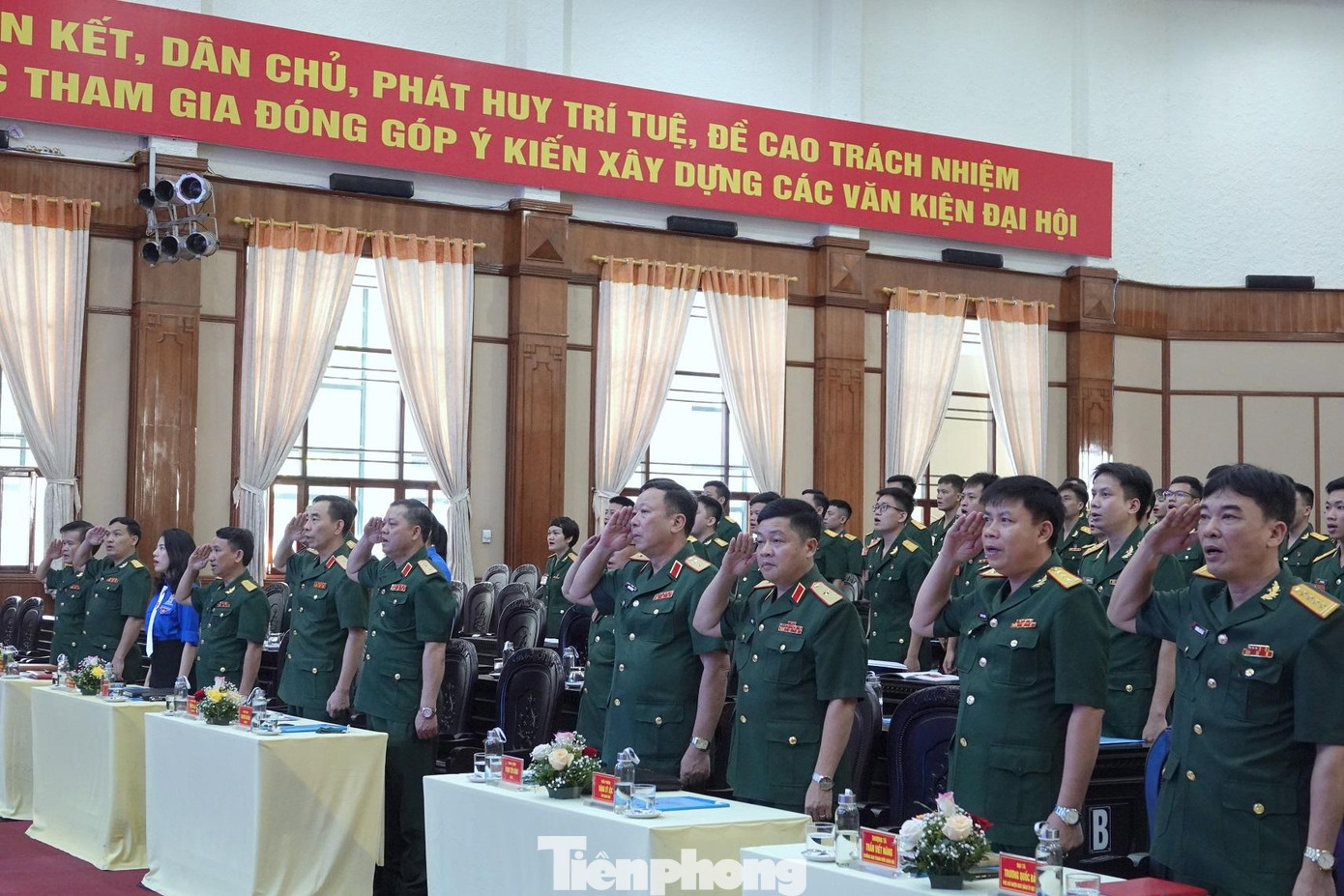 Đại biểu dự đại hội làm lễ chào cờ. Ảnh: Nguyễn Minh Đại biểu dự đại hội làm lễ chào cờ. Ảnh: Nguyễn Minh