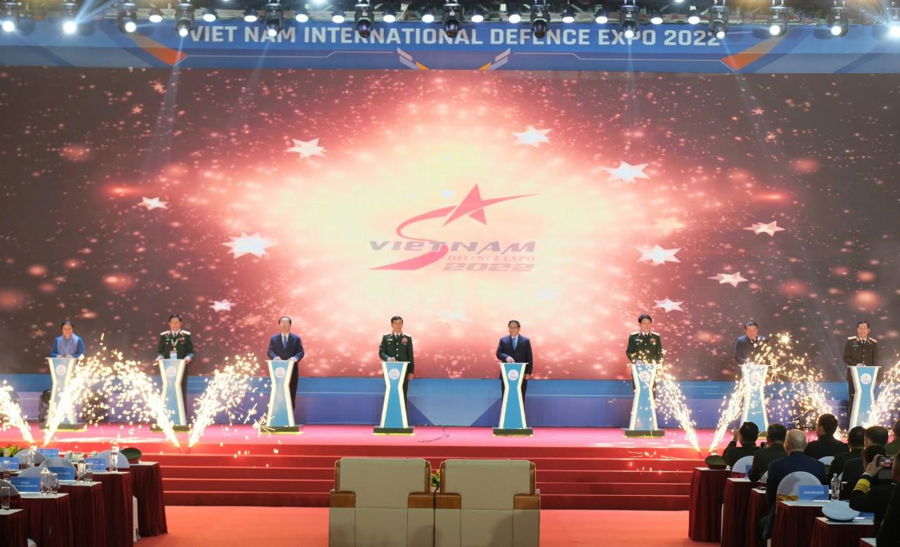 Thủ tướng Phạm Minh Chính, Bộ trưởng Bộ Quốc phòng Phan Văn Giang cùng lãnh đạo các bộ, ngành bấm nút khai mạc triển lãm. Ảnh: Mạnh Thắng