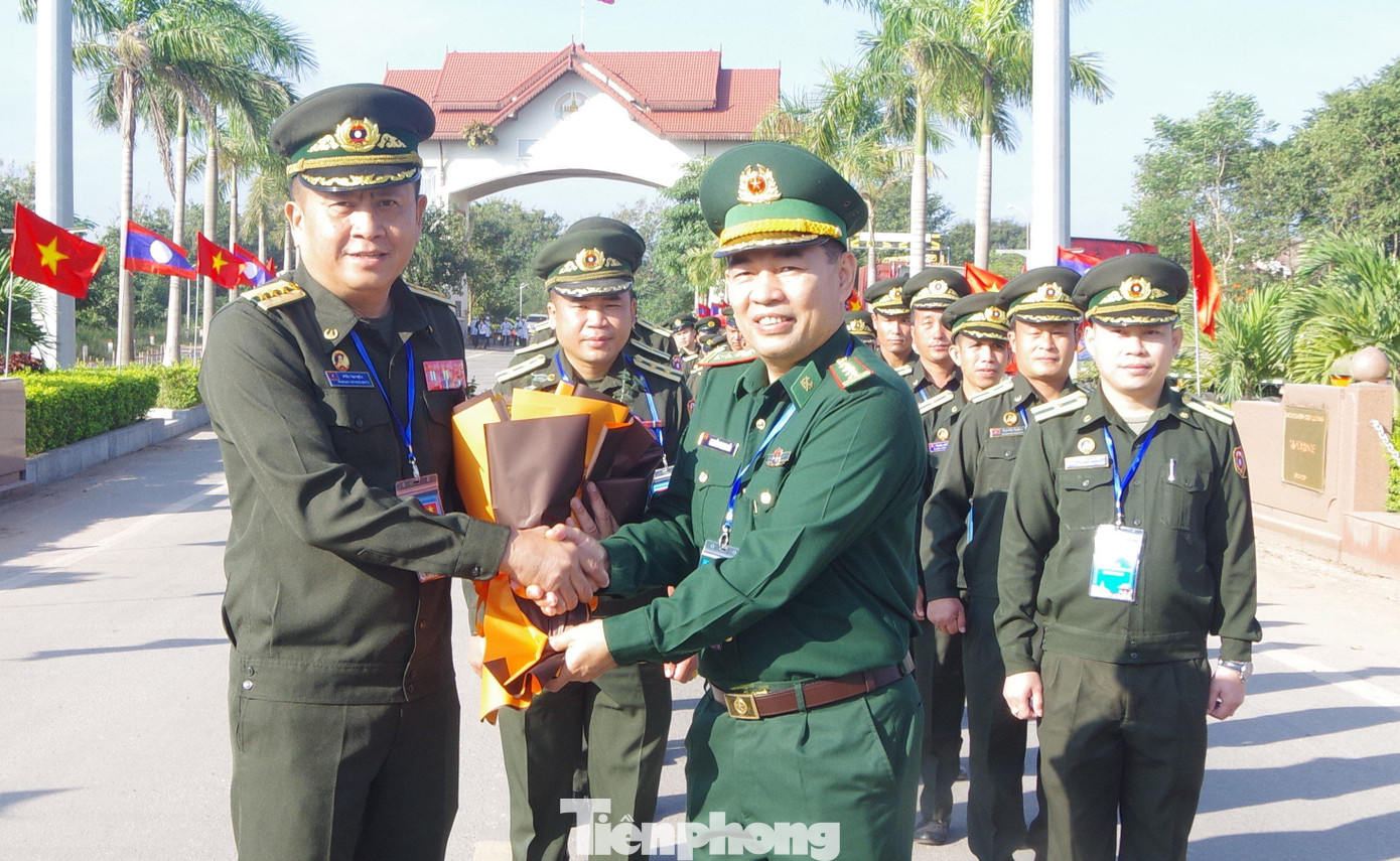 Đại tá Nguyễn Thanh Hải - Phó Chủ nhiệm Chính trị BĐBP Việt Nam tặng hoa chào mừng lãnh đạo Cục BĐBP (Bộ Tổng Tham mưu Quân đội nhân dân Lào) và đoàn đại biểu sĩ quan Biên phòng trẻ Lào sang Việt Nam tham gia giao lưu, sáng 8/11. Ảnh: Trúc Hà