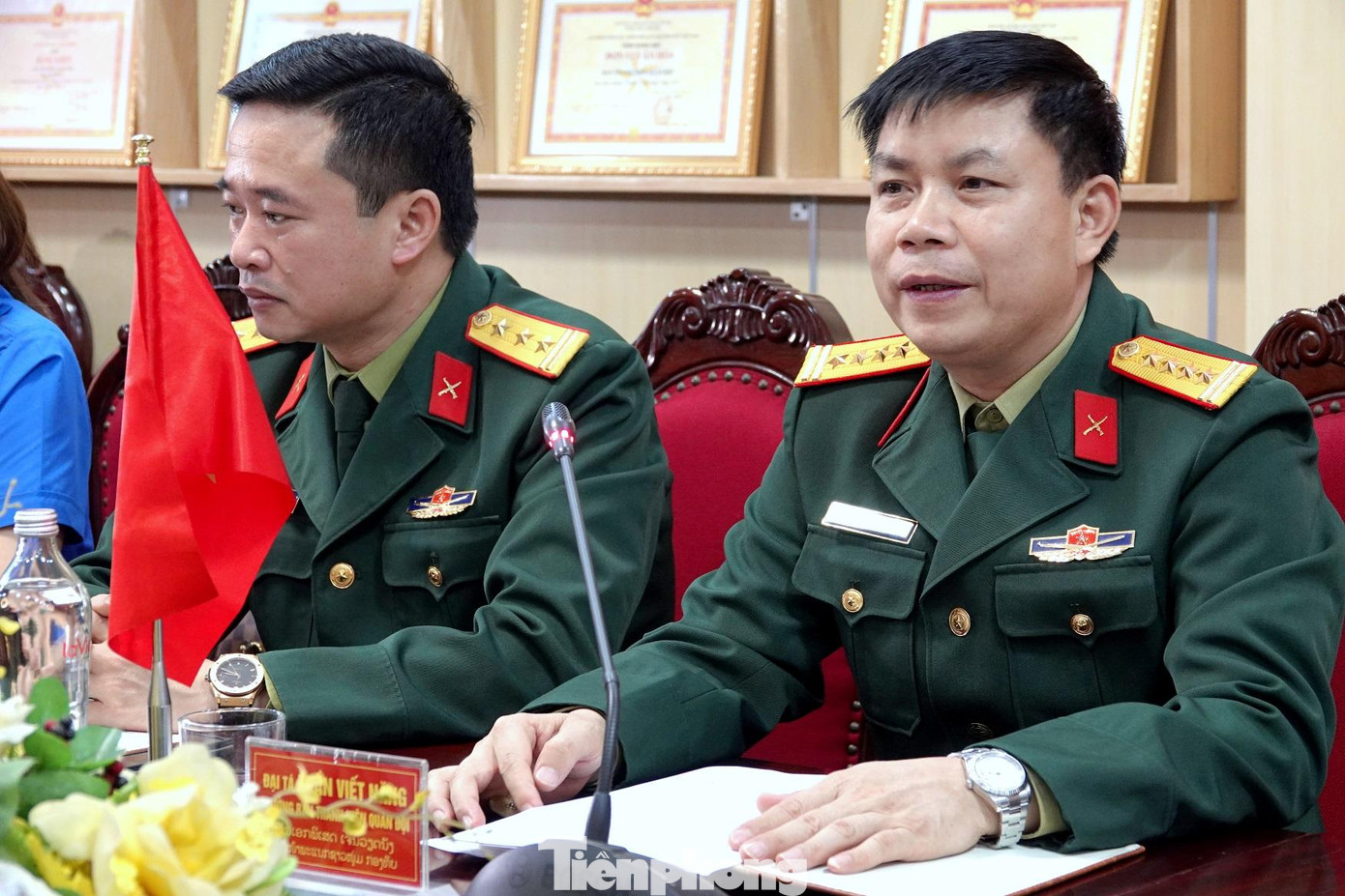 Đại tá Trần Viết Năng (bên phải) phát biểu tại tọa đàm