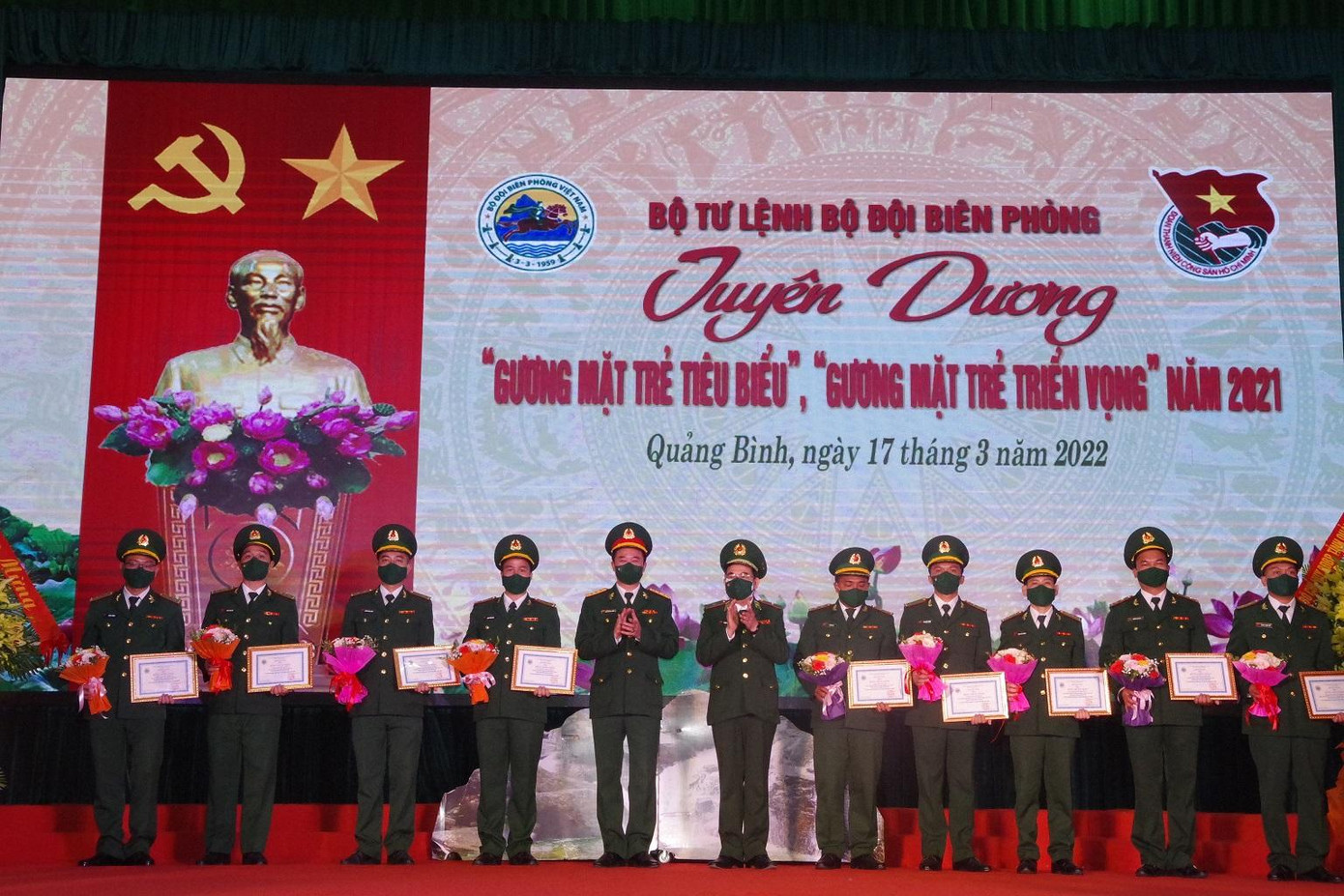 Thiếu tướng Phùng Quốc Tuấn, Phó Chính ủy BĐBP và Thượng tá Nguyễn Đức Cương, Phó trưởng Ban Thanh niên Quân đội trao thưởng cho các Gương mặt trẻ triển vọng BĐBP năm 2021 Thiếu tướng Phùng Quốc Tuấn, Phó Chính ủy BĐBP và Thượng tá Nguyễn Đức Cương, Phó trưởng Ban Thanh niên Quân đội trao thưởng cho các Gương mặt trẻ triển vọng BĐBP năm 2021