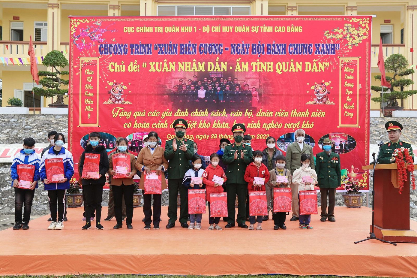 Lãnh đạo Cục Chính trị Quân khu 1 tặng quà các gia đình chính sách, gia đình cán bộ, đoàn viên thanh niên có hoàn cảnh đặc biệt khó khăn và các em học sinh nghèo vượt khó trên địa bàn. Lãnh đạo Cục Chính trị Quân khu 1 tặng quà các gia đình chính sách, gia đình cán bộ, đoàn viên thanh niên có hoàn cảnh đặc biệt khó khăn và các em học sinh nghèo vượt khó trên địa bàn.