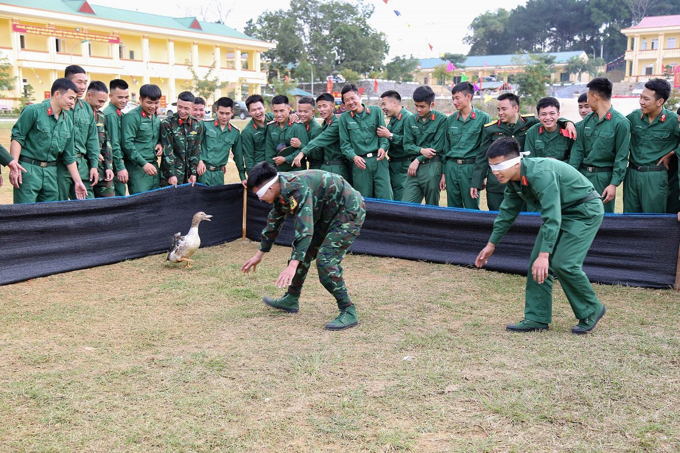 Thi bịt mắt bắt vịt trong sự cổ vũ của đồng đội Thi bịt mắt bắt vịt trong sự cổ vũ của đồng đội