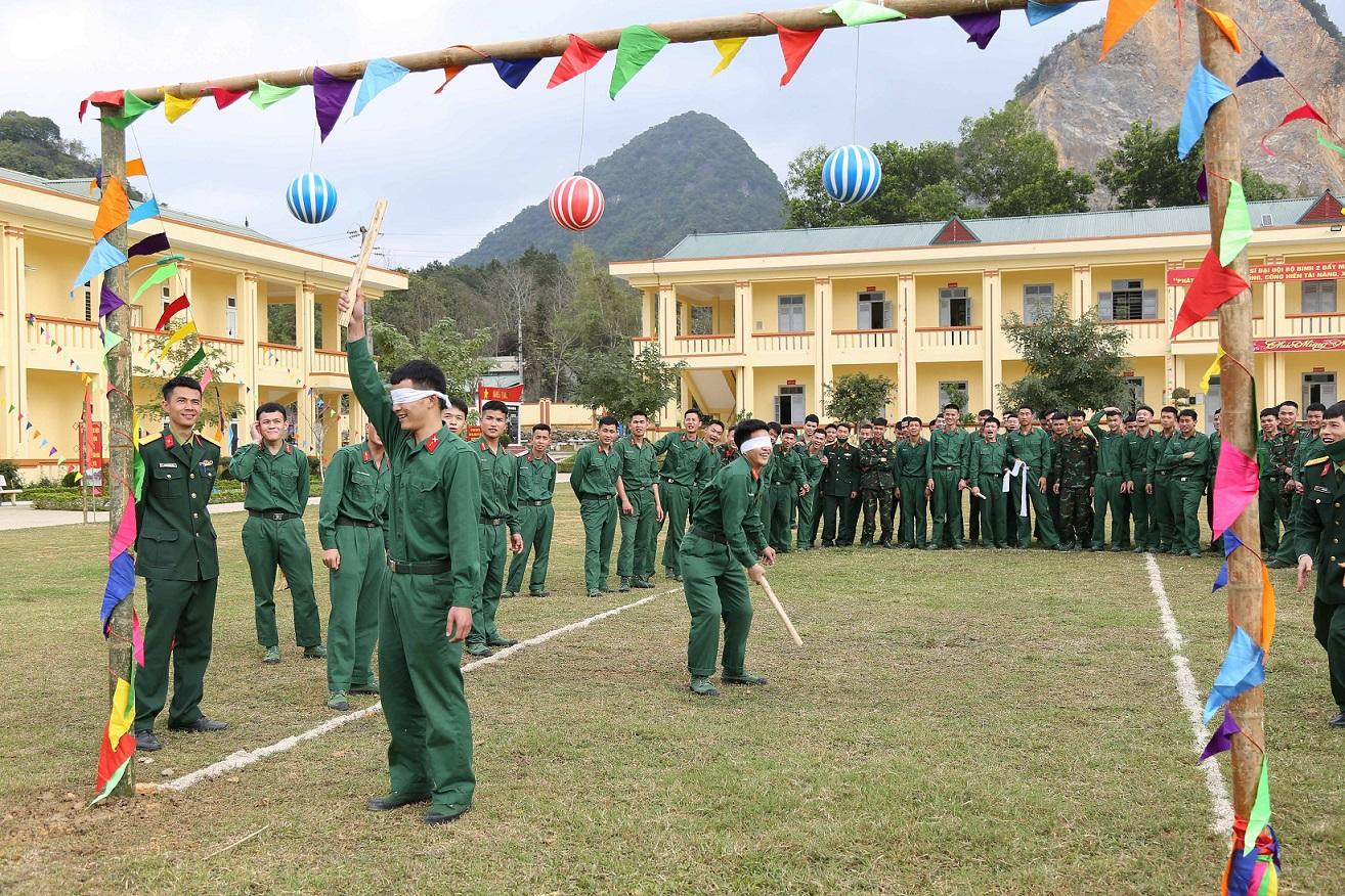 Thi bịt mắt đập bóng Thi bịt mắt đập bóng