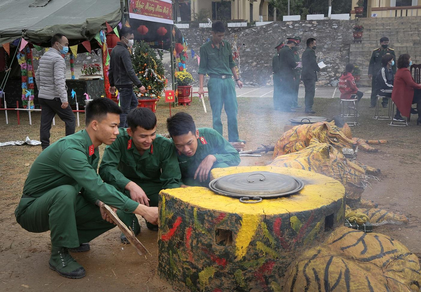 Chiến sĩ Tiểu đoàn 5 nấu bánh chưng bằng bếp hình linh vật. Ảnh: Bùi Hiệp Chiến sĩ Tiểu đoàn 5 nấu bánh chưng bằng bếp hình linh vật. Ảnh: Bùi Hiệp