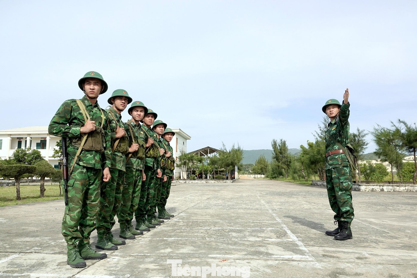 Đội trưởng Đội Vũ trang Hoàng Văn Chính hạ đặt mệnh lệnh hành quân cho đội hình tuần tra bảo vệ biên giới Đội trưởng Đội Vũ trang Hoàng Văn Chính hạ đặt mệnh lệnh hành quân cho đội hình tuần tra bảo vệ biên giới