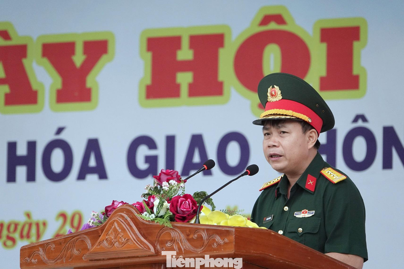 Đại tá Trần Viết Năng - Trưởng ban Thanh niên Quân đội phát biểu phát động ngày hội