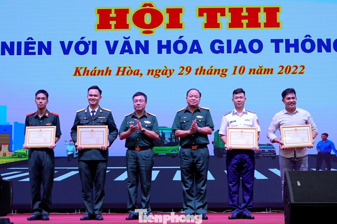 Lãnh đạo Cục Chính trị Binh chủng Thông tin liên lạc và Cục Xe - Máy (Cơ quan thường trực Ban Chỉ đạo Cuộc vận động 50 Bộ Quốc phòng) trao thưởng cho các phần thi xuất sắc tại hội thi