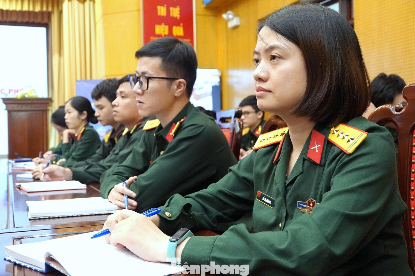 Đại úy Đỗ Thị Diệu My (hàng đầu) cùng đồng đội tham gia cuộc tọa đàm