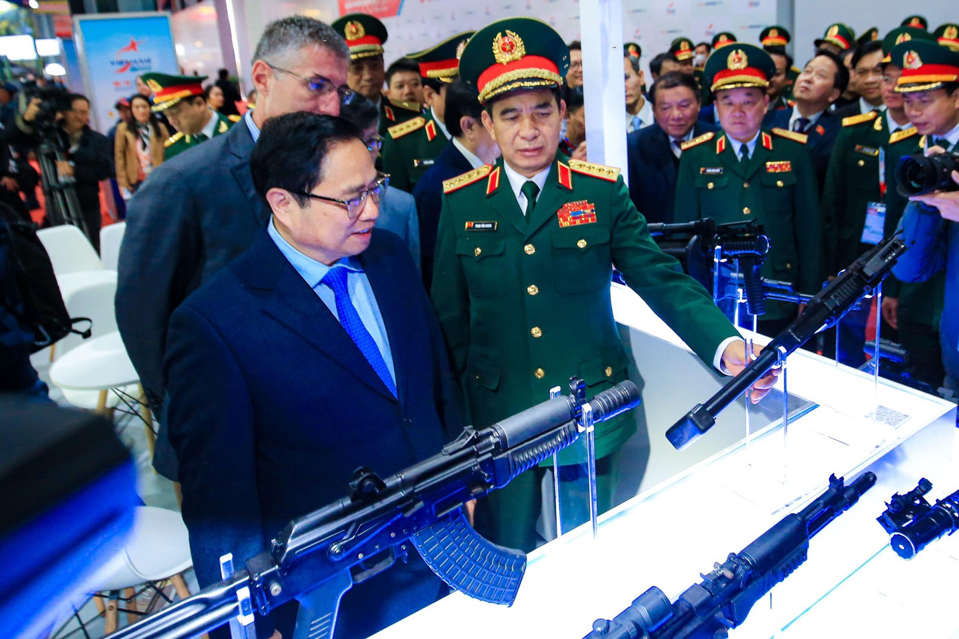 Thủ tướng Phạm Minh Chính tham quan khu trưng bày súng cho lực lượng bộ binh và đặc nhiệm.