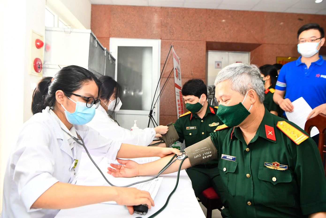 Đại tá Đỗ Phú Thọ, Bí thư Đảng ủy, Phó Tổng biên tập Báo Quân đội nhân dân tham gia hiến máu cùng ĐVTN các đơn vị, sáng 20/4 Đại tá Đỗ Phú Thọ, Bí thư Đảng ủy, Phó Tổng biên tập Báo Quân đội nhân dân tham gia hiến máu cùng ĐVTN các đơn vị, sáng 20/4