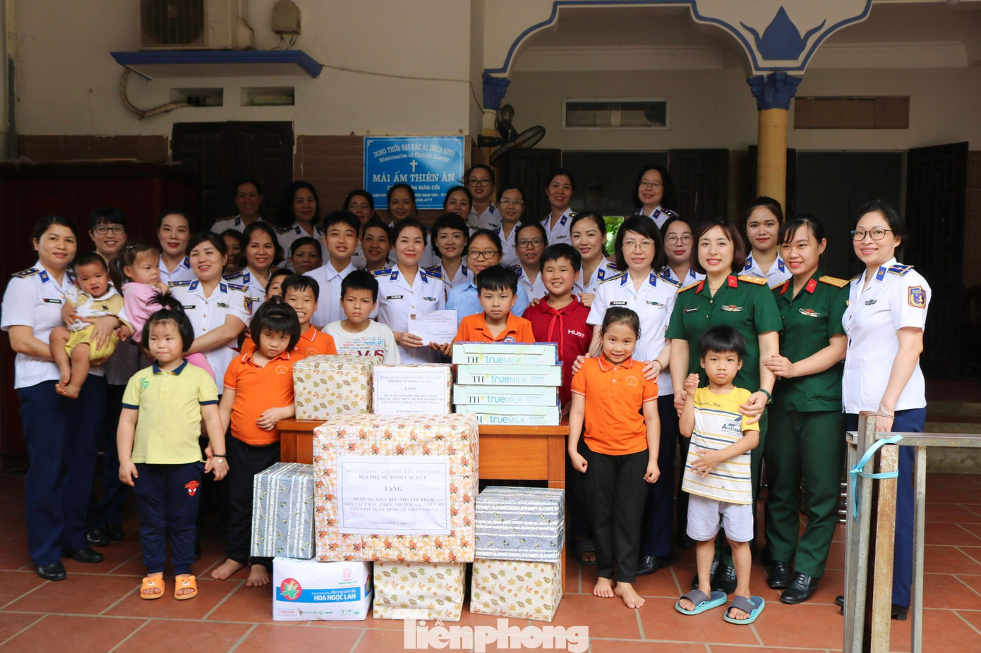 Đoàn công tác trao tặng các phần quà yêu thương cho các em nhỏ ở Mái ấm Thiên Ân