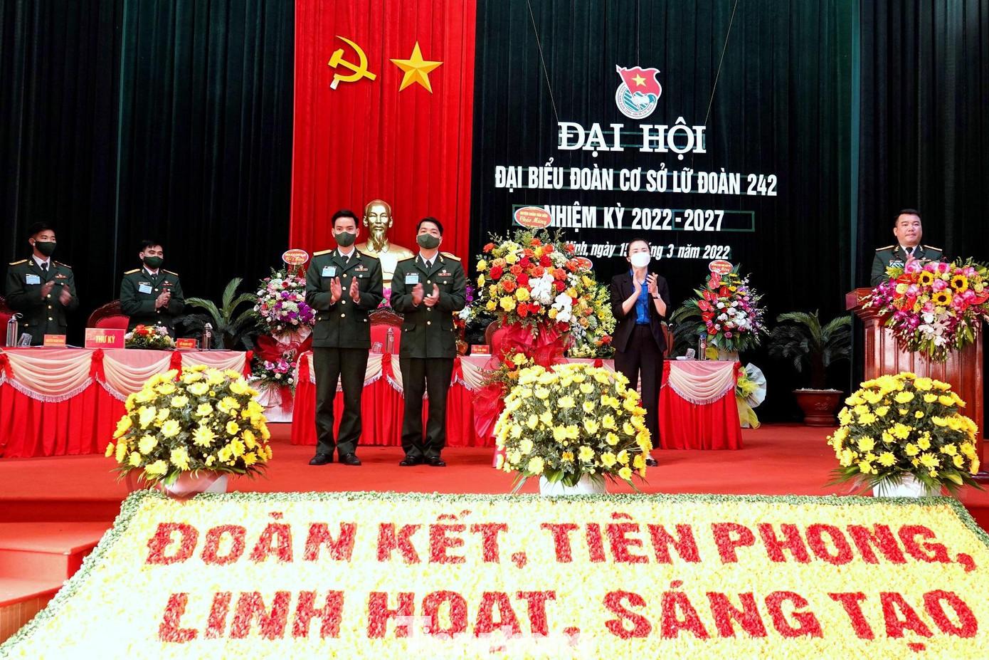 Lãnh đạo Huyện đoàn Vân Đồn tặng hoa chúc mừng đại hội Lãnh đạo Huyện đoàn Vân Đồn tặng hoa chúc mừng đại hội