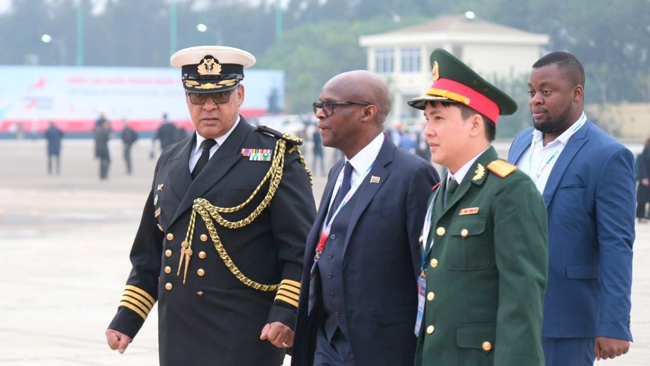 Sĩ quan Quân đội nhân dân Việt Nam đón quan khách quốc tế tới dự khai mạc triển lãm. Ảnh: Mạnh Thắng