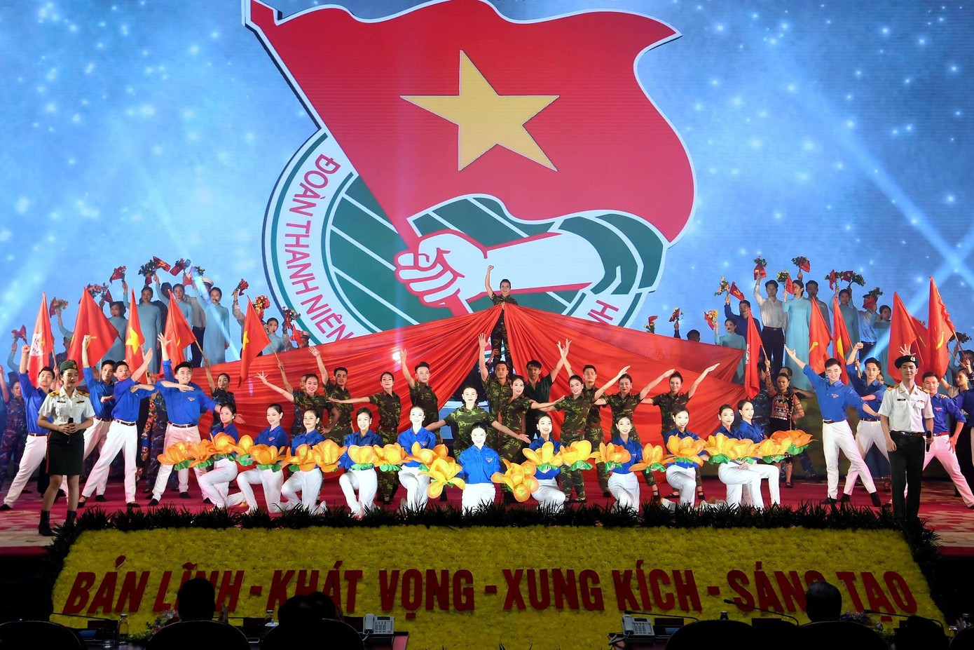 Với hai chương mang tên gọi “Vẹn tròn niềm tin” và “Khát vọng - cống hiến”, chương trình có sự tham gia của hơn 500 nghệ sĩ, ca sĩ, diễn viên, cán bộ, ĐVTN Trường Đại học văn hóa Nghệ thuật Quân đội, Đoàn Văn công các Quân khu 2, Quân khu 3, Quân khu 9; Đoàn văn Công Quân chủng Phòng không - Không quân, Đoàn văn công Bộ đội Biên phòng, Đoàn Nghi lễ Quân đội.