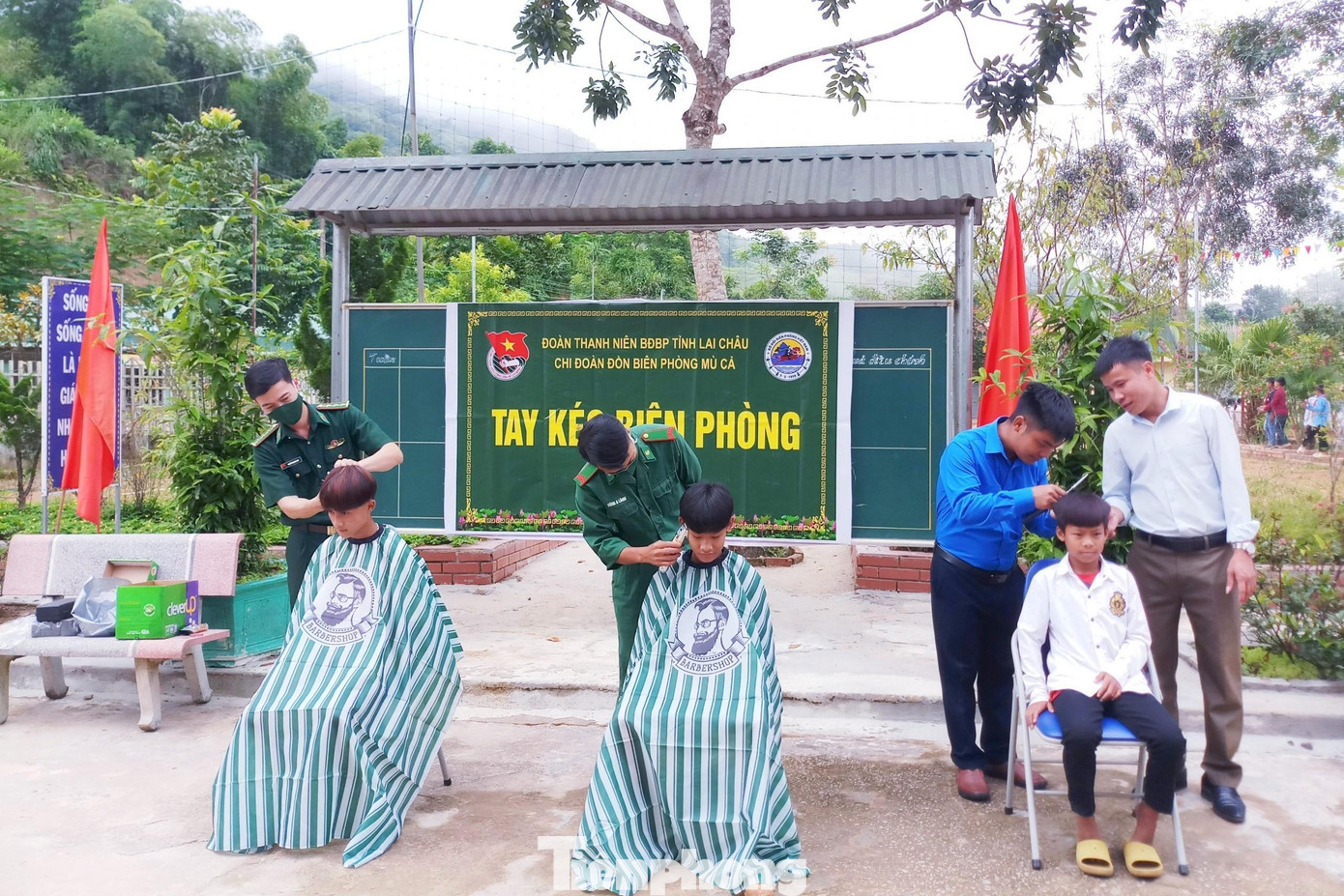 Các "Tay kéo Biên phòng" và thanh niên địa phương cắt tóc cho các em học sinh Trường Tiểu học xã Mù Cả Các "Tay kéo Biên phòng" và thanh niên địa phương cắt tóc cho các em học sinh Trường Tiểu học xã Mù Cả